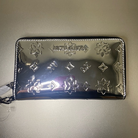 NWT ULTRA RARE MICHAEL KORS SILVER METALLIC MIRROR JET SET TRAVEL WRISTLET - Picture 1 of 5